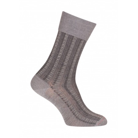 Stricksocken in ganz geometrischem Wollgrau