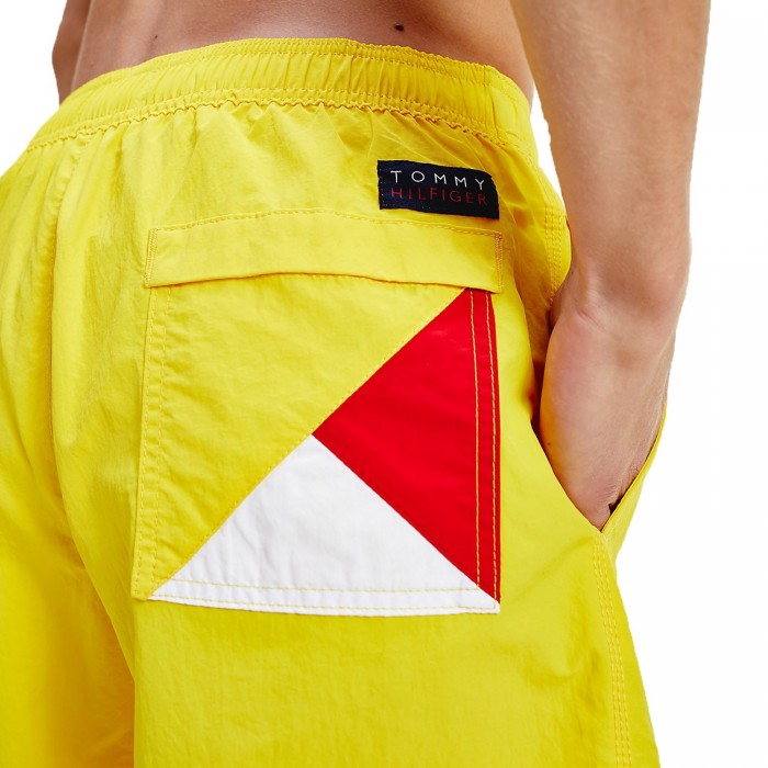  Shorts de baño con cordón de sujeción en contraste - Bold Yellow - TOMMY HILFIGER UM0UM01080-ZGT 