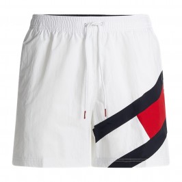 Mittellange Slim Fit Badeshorts mit Flag - Weiß - TOMMY HILFIGER UM0UM02048-YBR