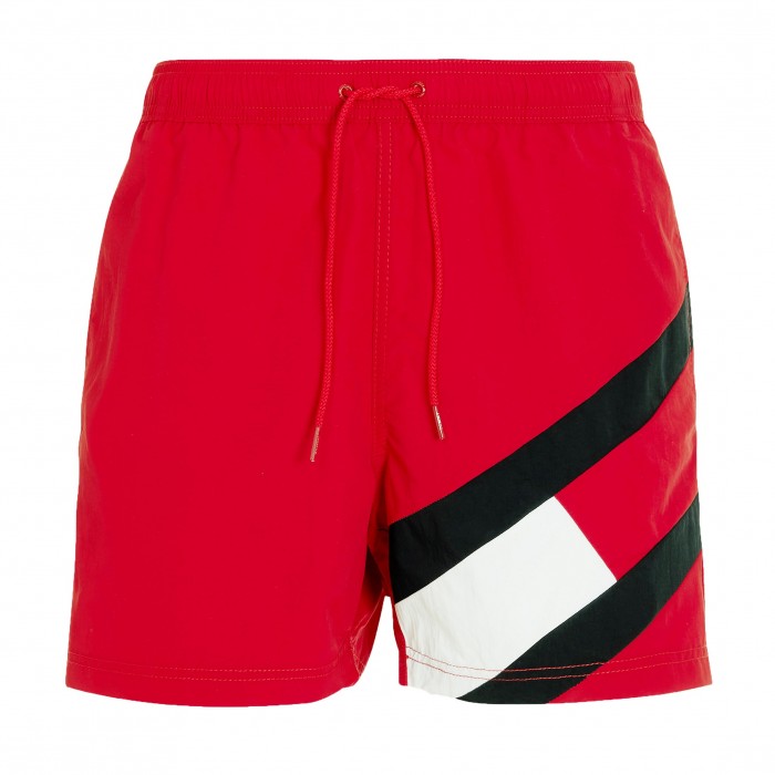 Mittellange Slim Fit Badeshorts mit Flag - rot - TOMMY HILFIGER UM0UM02048-XLG