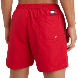  Mittellange Slim Fit Badeshorts mit Flag - rot - TOMMY HILFIGER UM0UM02048-XLG 