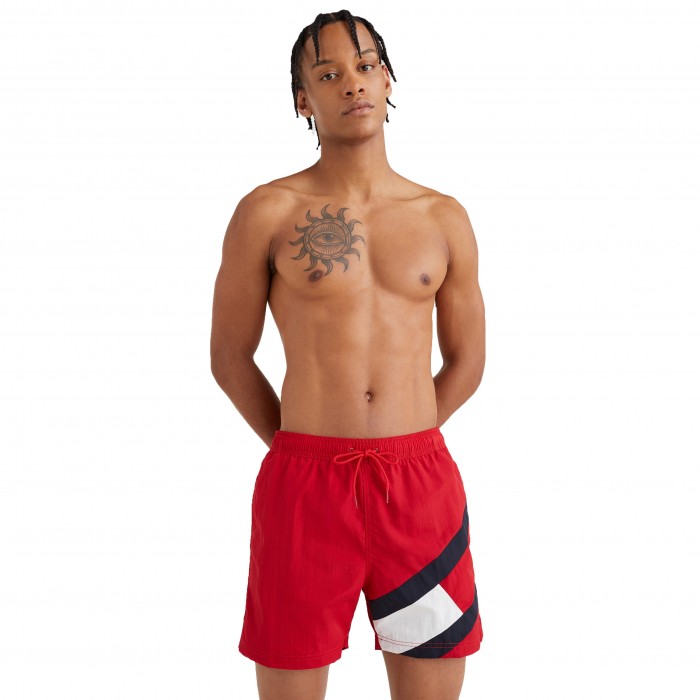  Mittellange Slim Fit Badeshorts mit Flag - rot - TOMMY HILFIGER UM0UM02048-XLG 