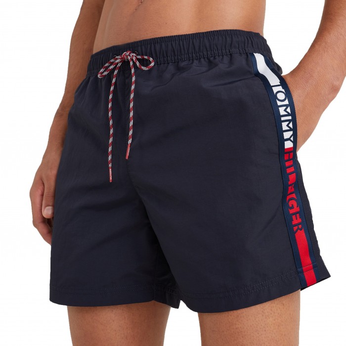  Mittellange Badeshorts mit Logo-Tape Tommy - navy - TOMMY HILFIGER UM0UM02508-DW5 