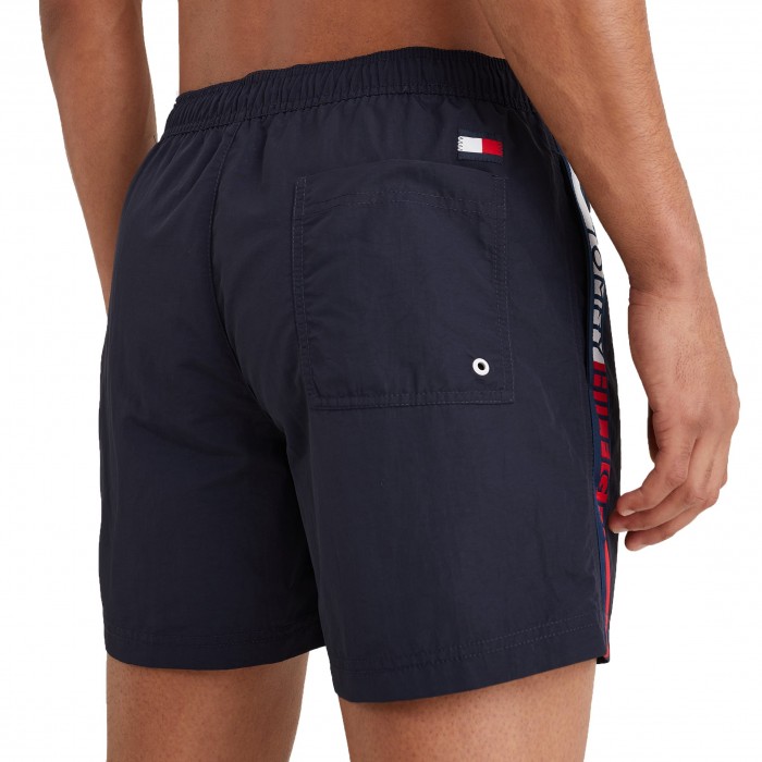  Short de bain mi-long à bande de logo Tommy - bleu marine foncé - TOMMY HILFIGER UM0UM02508-DW5 