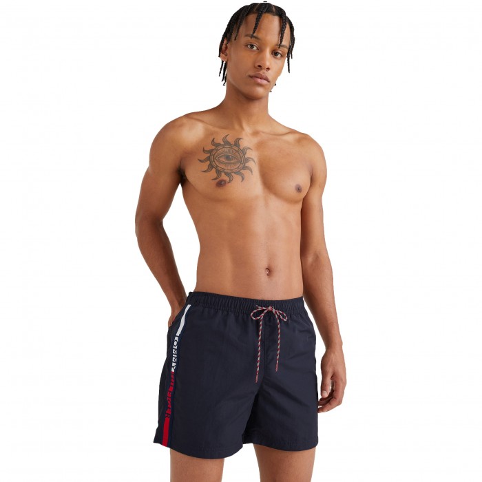  Short de bain mi-long à bande de logo Tommy - bleu marine foncé - TOMMY HILFIGER UM0UM02508-DW5 