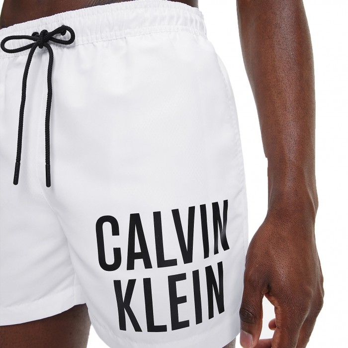  Short de bain mi-long avec cordon de serrage Intense Power  - blanc - CALVIN KLEIN *KM0KM00701-YCD 